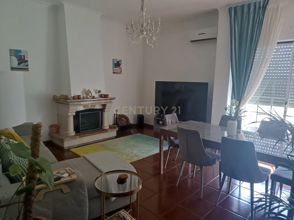 Apartamento T3 com 115 m² em Fazendas de Almeirim, concelho de Almeirim, distrito de Santarém. Apartamento localizado no 2. º andar de um edifício sem elevador. - Image 3