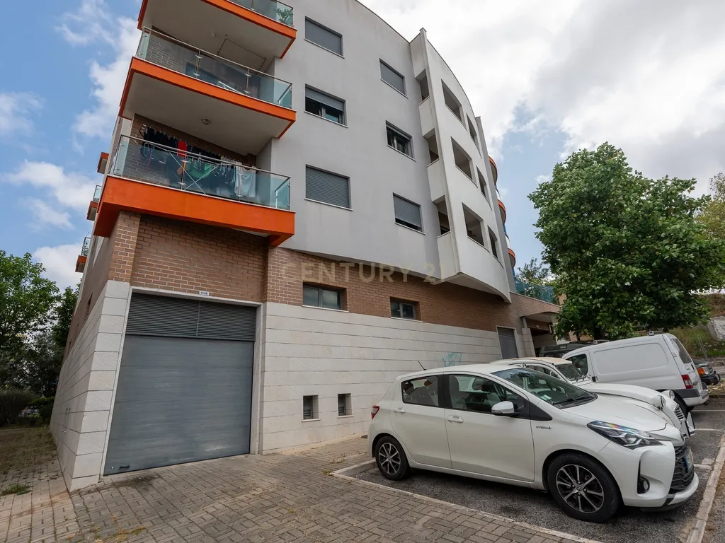 Apartamento de tipologia T3, com 2 varandas, 2 WC e box para 4 viaturas, situado no Jardim da Amoreira - Ramada em Odivelas. - Image 48
