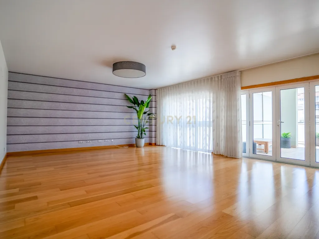 Apartamento T4 Premium com Terraço na Avenida da Independência - Image 2