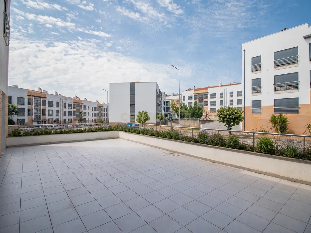 Loja passível de ser transformado em Apartamento T2 ou T3 com terraço privativo de Garagem - Image 21
