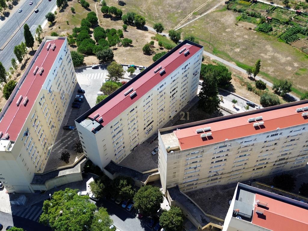 T3 com 73m² | 4º andar com elevador | Para remodelar em Lisboa - Image 23