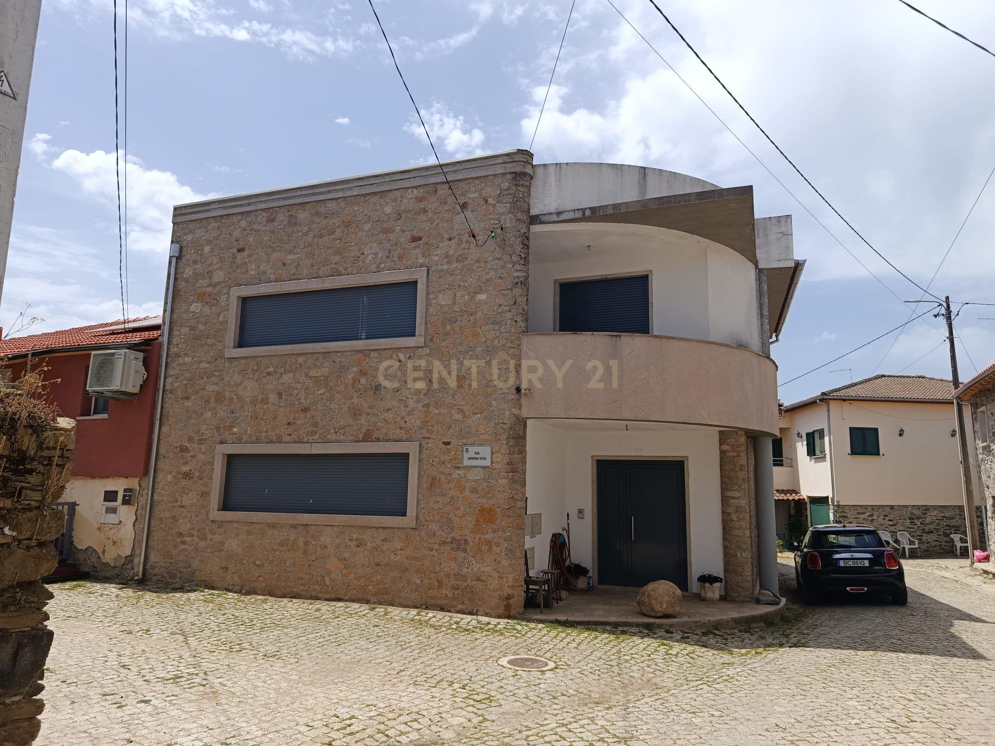 Luxuosa Moradia Renovada em Bragança, 2 Quartos e 3 WC - View 2