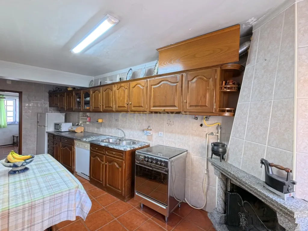 Moradia T3 com garagem e varandas em Fragosela - Viseu - Image 3