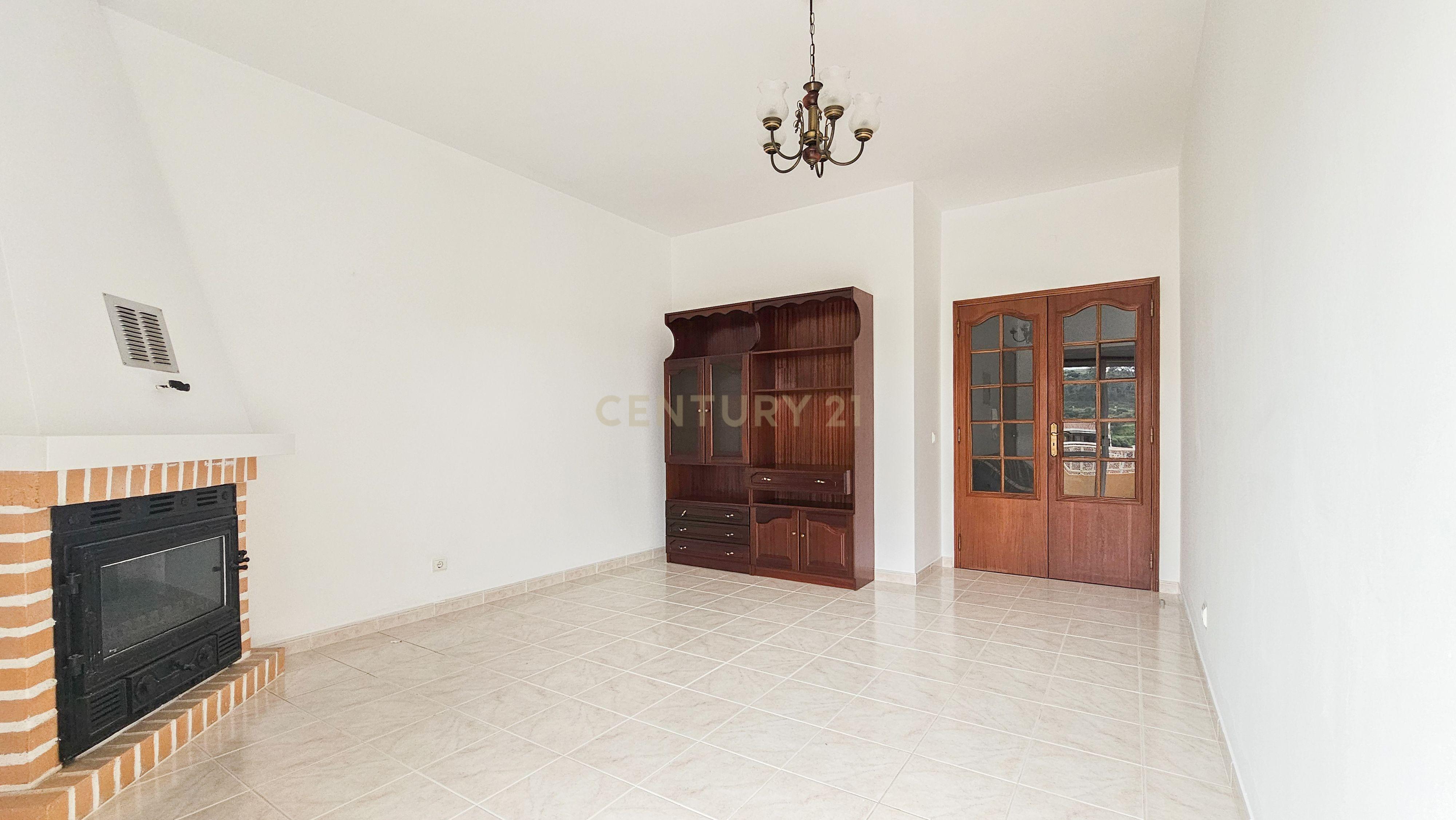 Apartamento T2 | Garagem Box | Arrecadação | Bom Estado | Varandas - Image 2