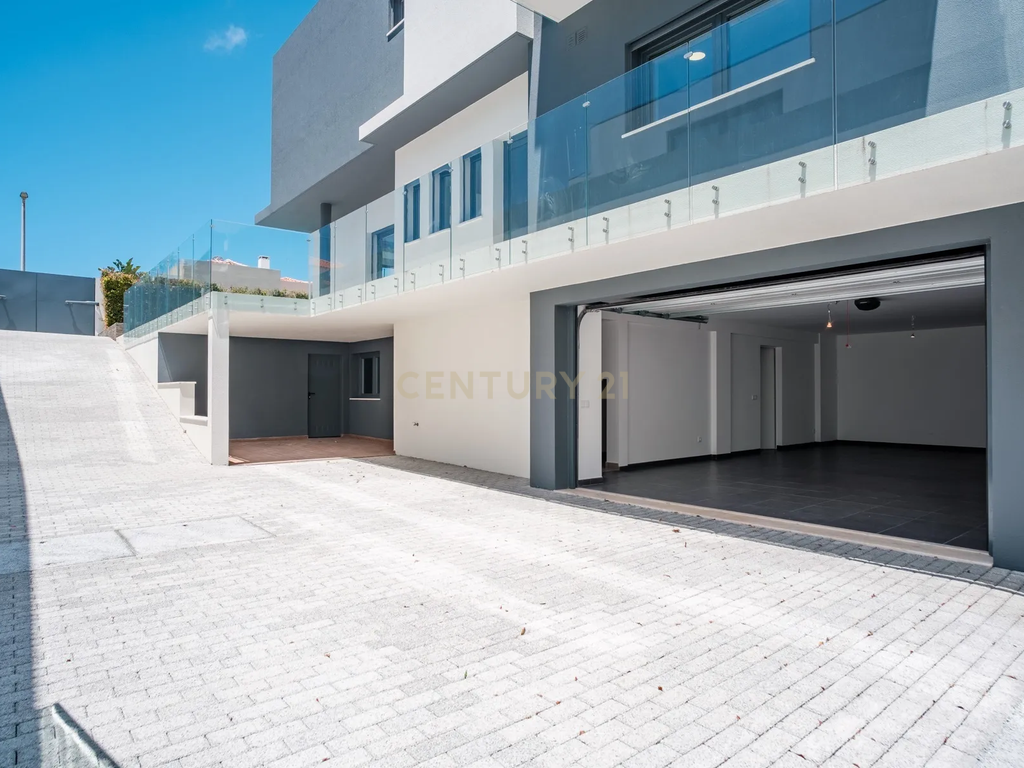 Moradia Independente T5 de Luxo com Piscina e Garagem a 5 minutos do Kings College - Image 17
