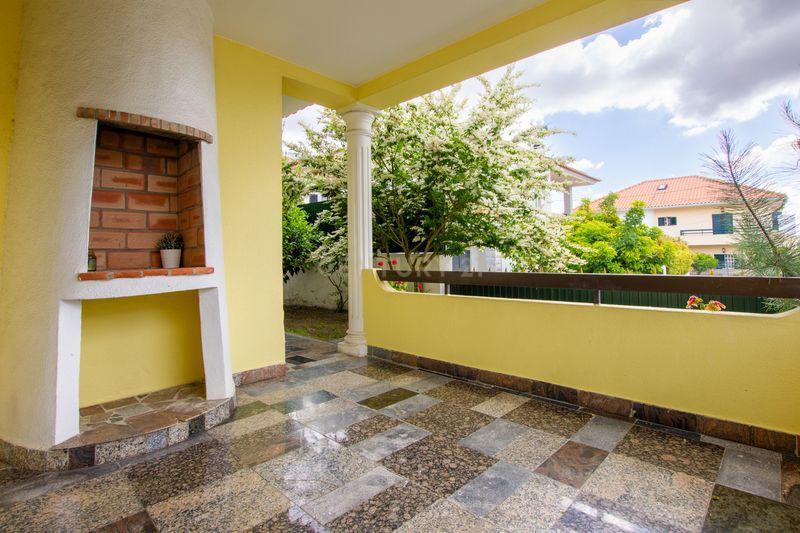 Moradia T4 com Vista para o Campo e Cidade em Localização Privilegiada -Charneca da Caparica, Almada - Image 28