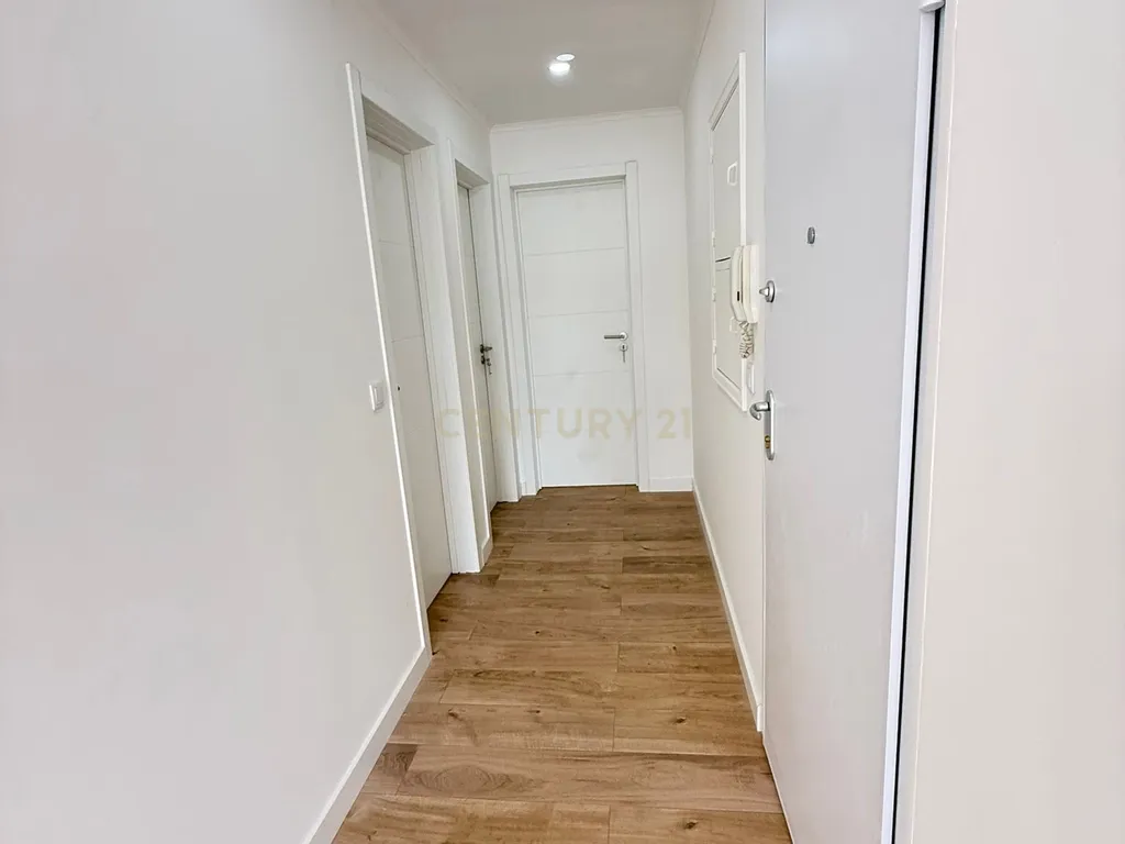Apartamento T3 com Terraço/ Remodelação Total (Queluz) - Image 3