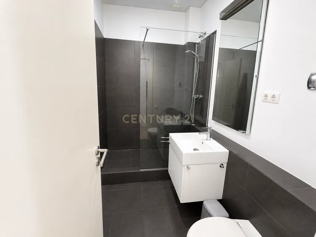 Apartamento renovado de 2 quartos junto ao Porto de Barcelona - Image 14
