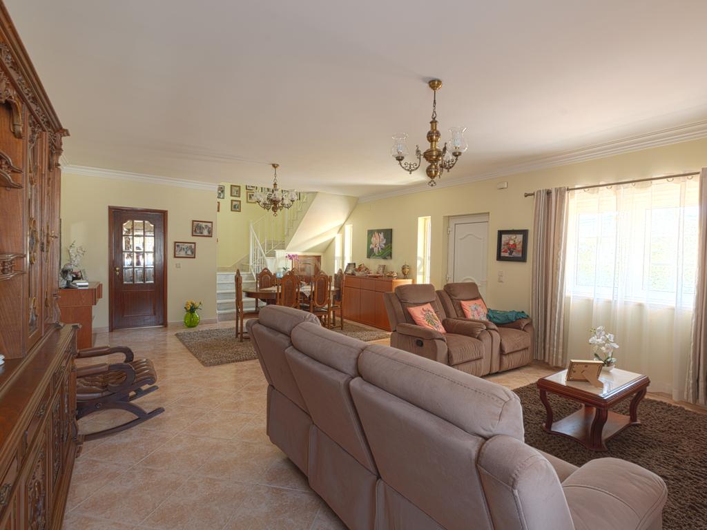 Moradia T4 Isolada com Jardim e Garagem em Olalhas – Tomar - Image 14