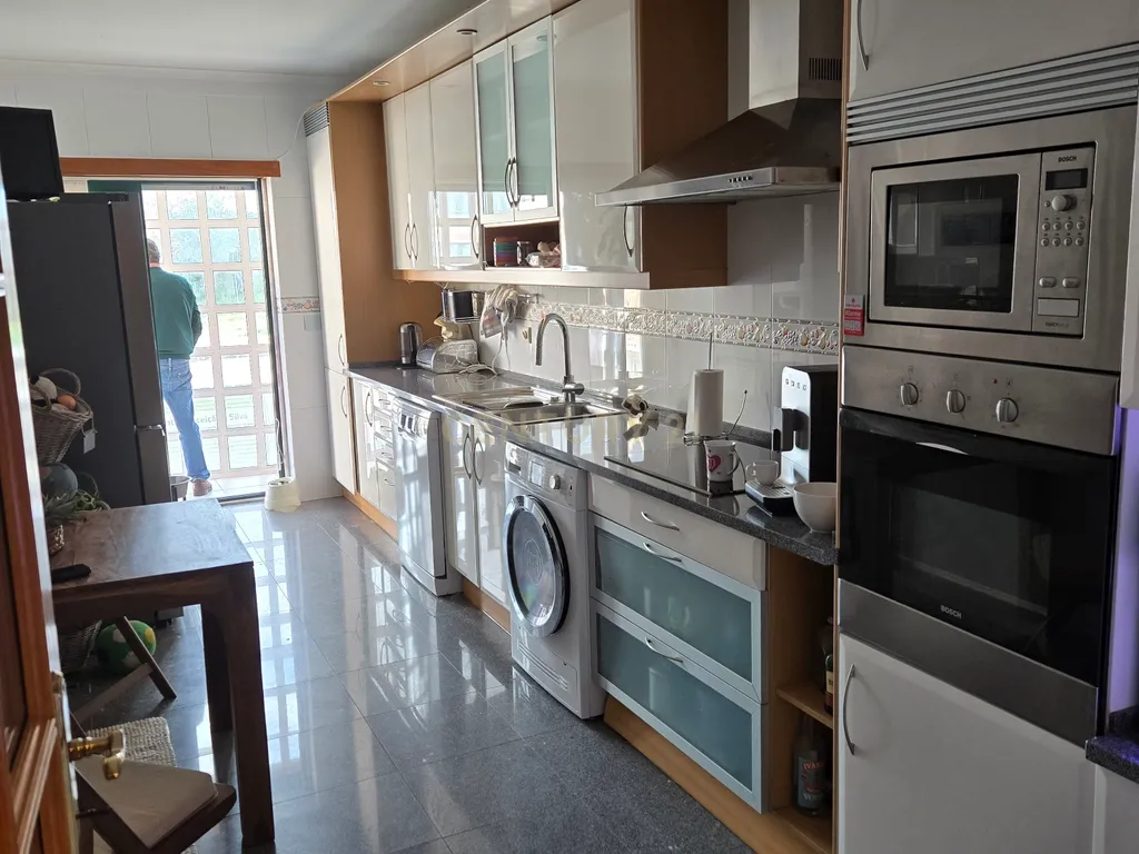 T5 em Almada - Um imóvel verdadeiramente exclusivo, onde o espaço e a dimensão fazem toda a diferença. - Image 9