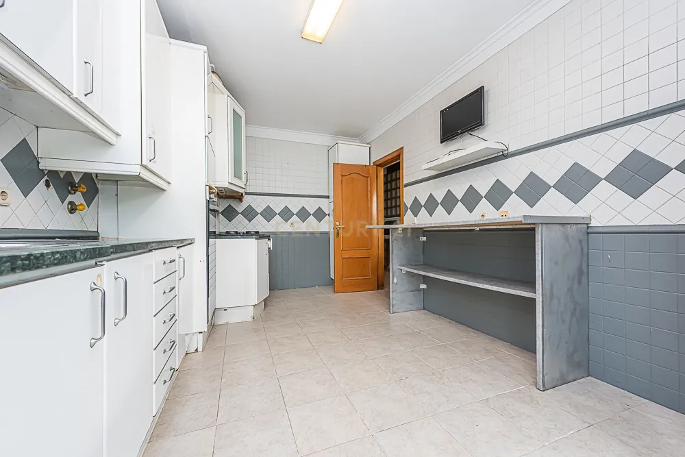 Duplex T4 em Quinta do Anjo, Palmela - 170m² com Varanda, Terraço e Garagem - Image 7