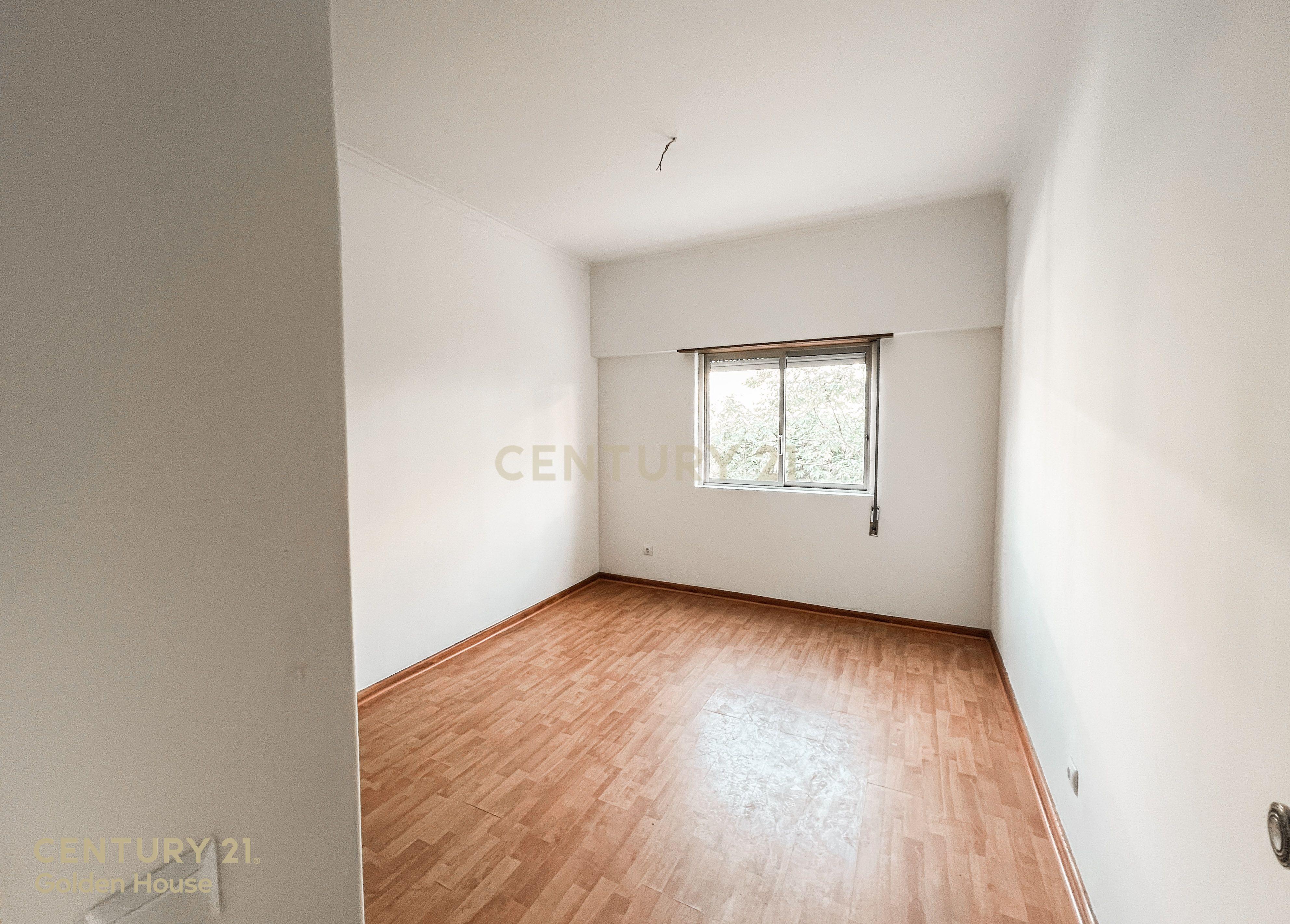 Apartamento Renovado T1 com Vista Panorâmica em Lisboa - Image 11