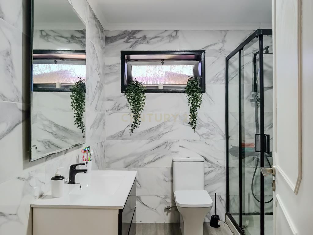 Apartamento T2, de 2 frentes, localizado em Rio Tinto, com Sótão e Garagem Box - Image 11