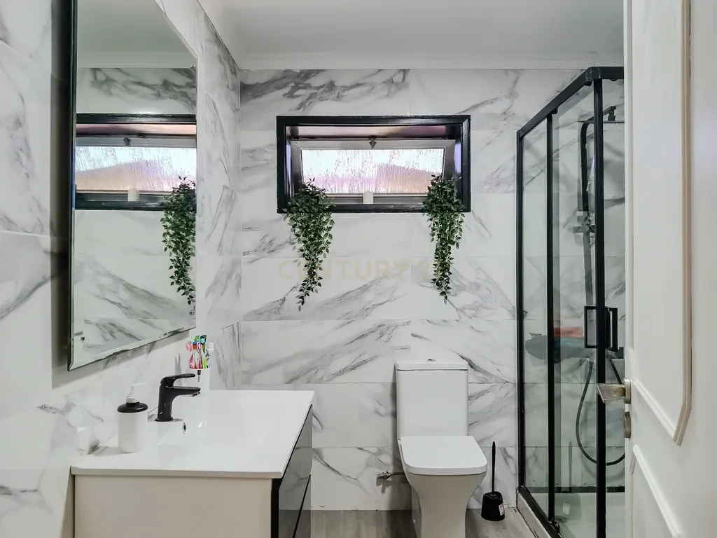 Apartamento T2, de 2 frentes, localizado em Rio Tinto, com Sótão e Garagem Box - Image 11