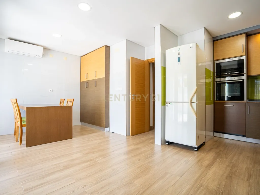 Moradia Contemporânea T4 em Santo António da Charneca - Barreiro - Image 5