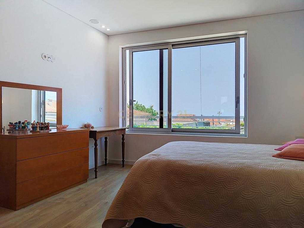 Apartamento revestido com capoto composto por 4 quartos com vistas para o mar em Viana do Castelo - Image 7