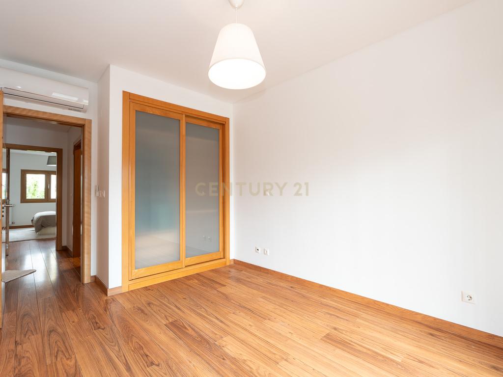 Apartamento de tipologia T3, com 2 varandas, 2 WC e box para 4 viaturas, situado no Jardim da Amoreira - Ramada em Odivelas. - Image 43
