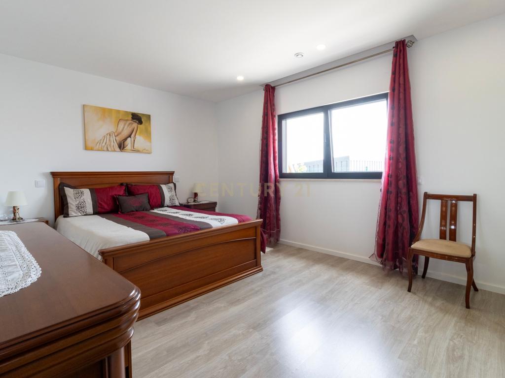 Excelente Moradia T3 Térrea SEMI-NOVA em Alcobaça com Jardim e garagem - Image 14