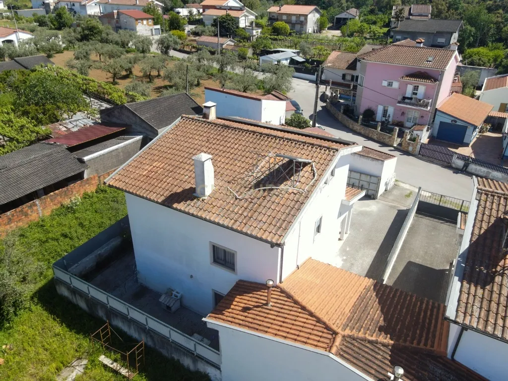 Moradia T4 com Garagem, Sótão e Excelente Exposição Solar - Image 41