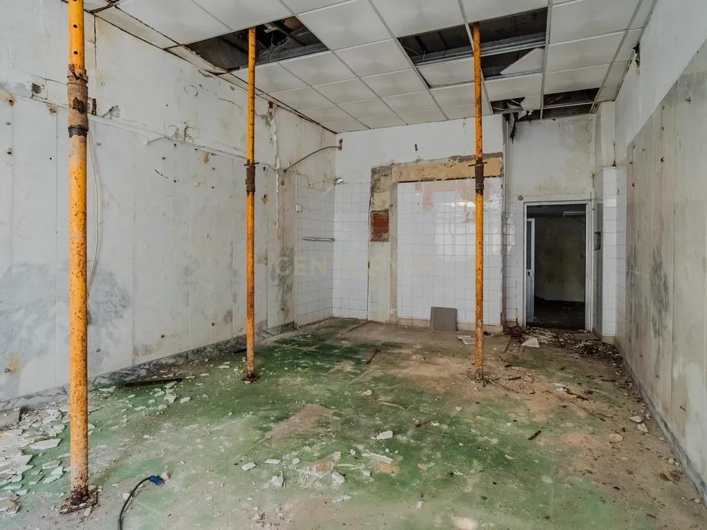 PRÉDIO PARA RECUPERAR, NO CENTRO HISTÓRICO DE PENICHE - Image 54