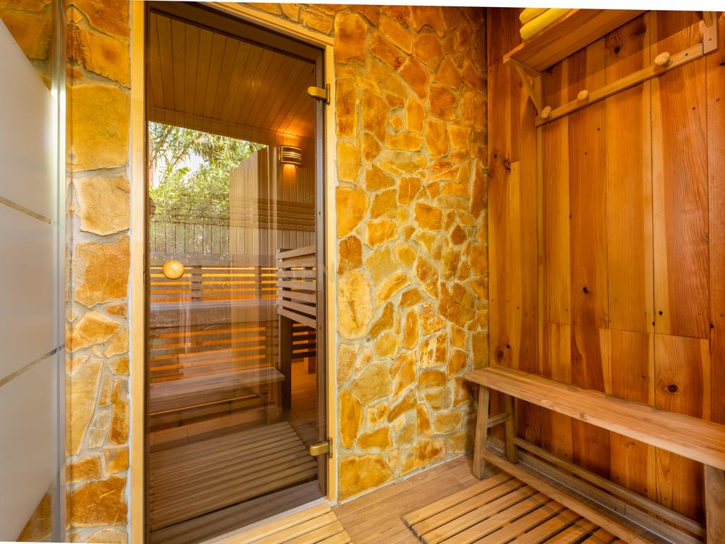 Propriedade com três habitações, piscina aquecida e sauna, num terreno de 10.000 m² - Image 94
