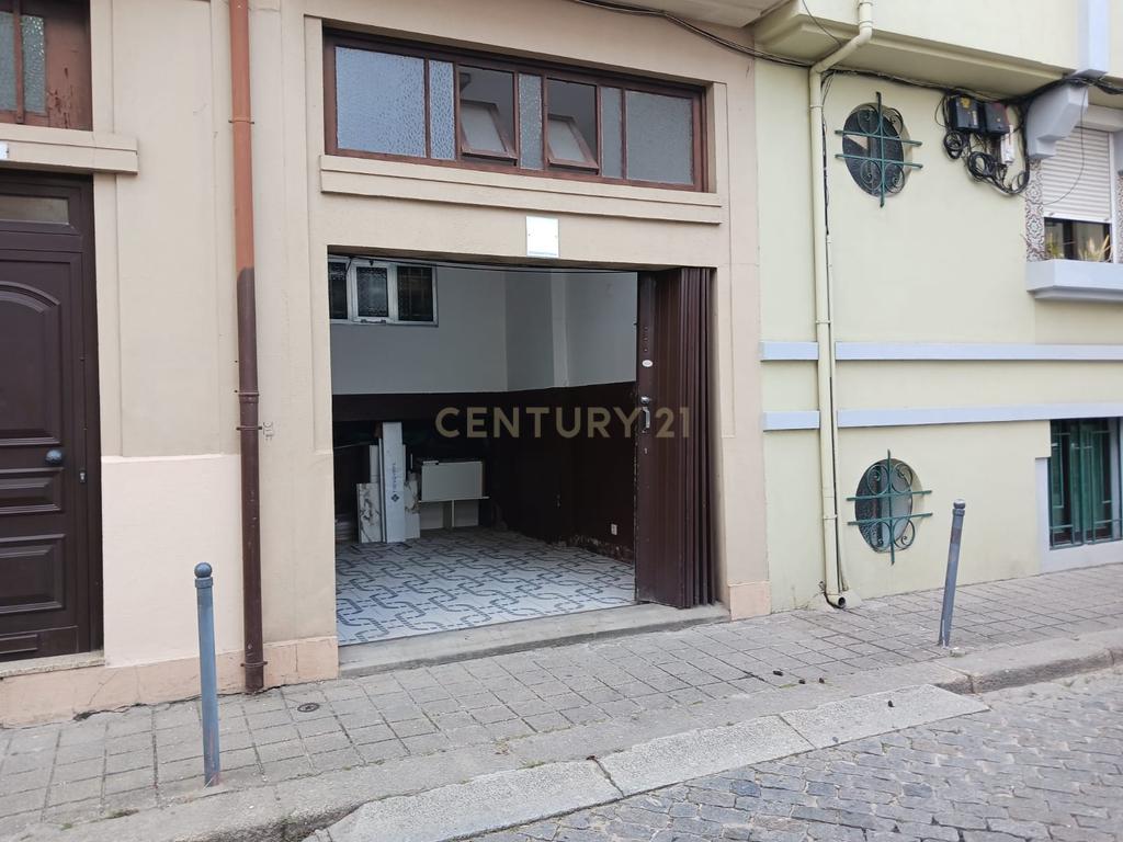 Arrenda-se Apartamento T2 no Porto – Localização Privilegiada com Garagem Fechada - Image 18