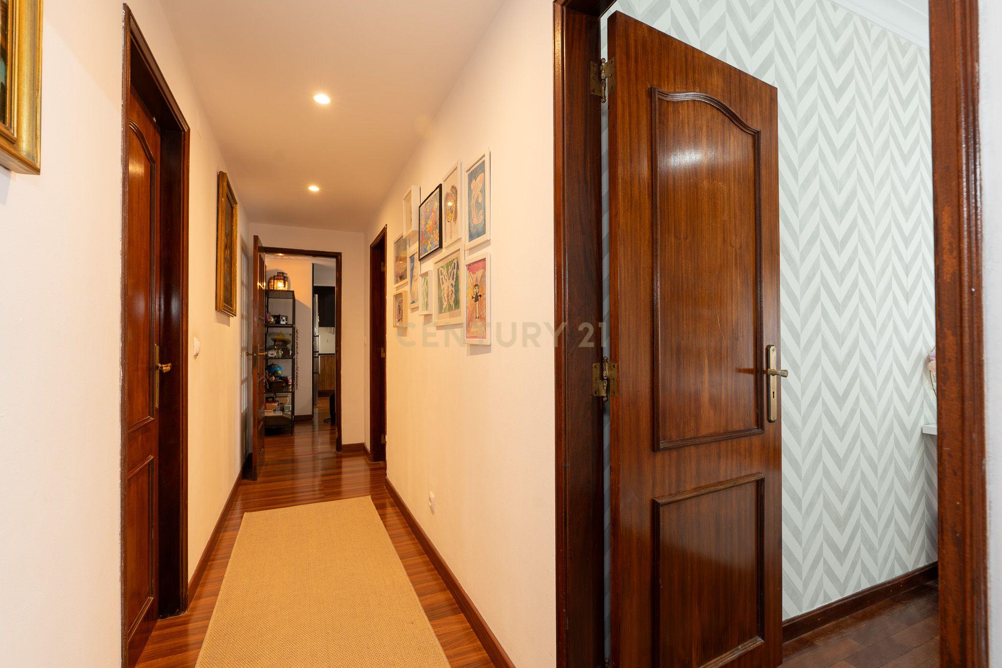Apartamento T3 com garagem para 2 viaturas Monte Abraão - Image 19