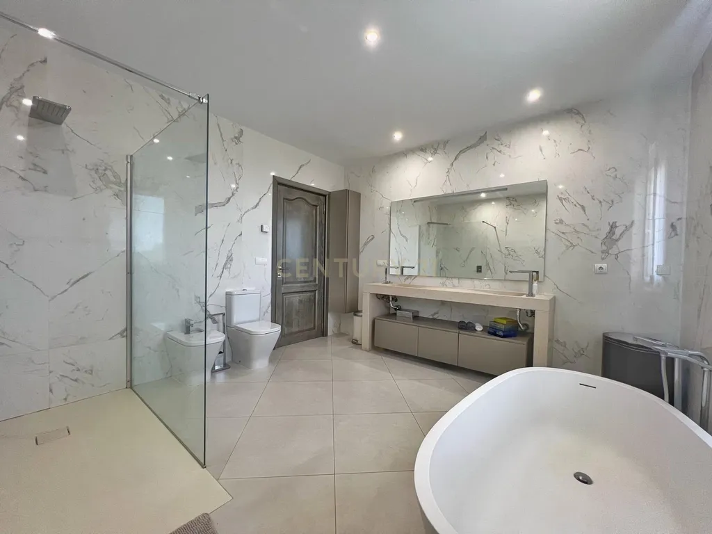 Elegante moradia mediterrânea de cinco quartos com vista para o prestigiado campo de golfe Valderrama, em Sotogrande Alto - Image 18
