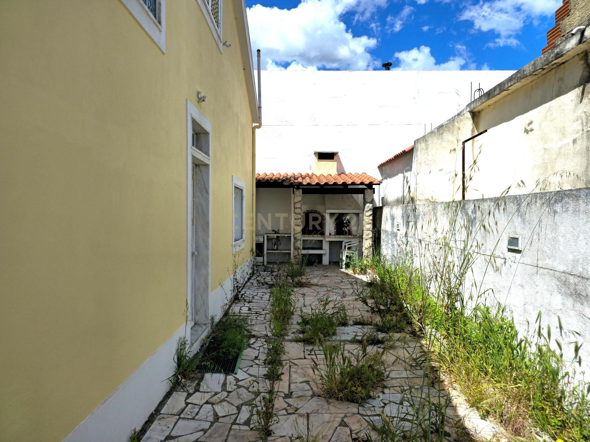 Moradia isolada, Charneca de Caparica, com 5+2 assoalhadas ( V3+1), lote de 584 m2, muito perto das praias - Image 8