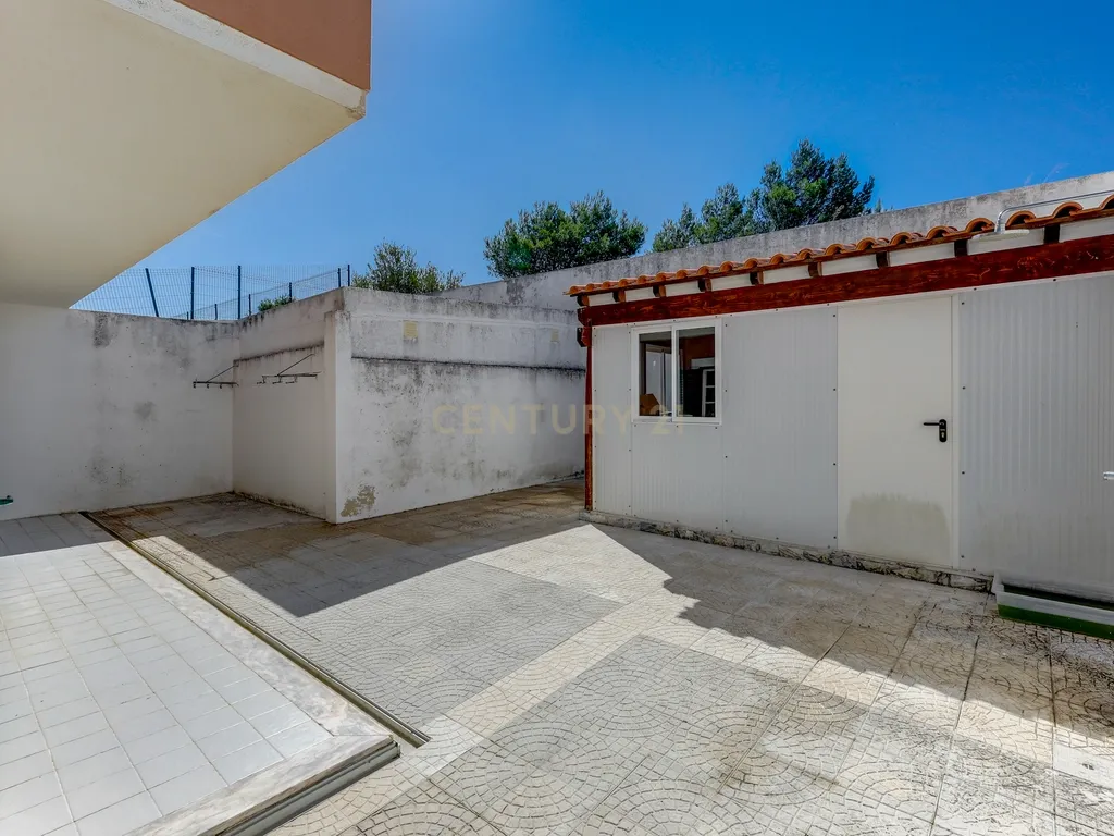 Andar de Moradia T2 com espaço exterior - Image 28