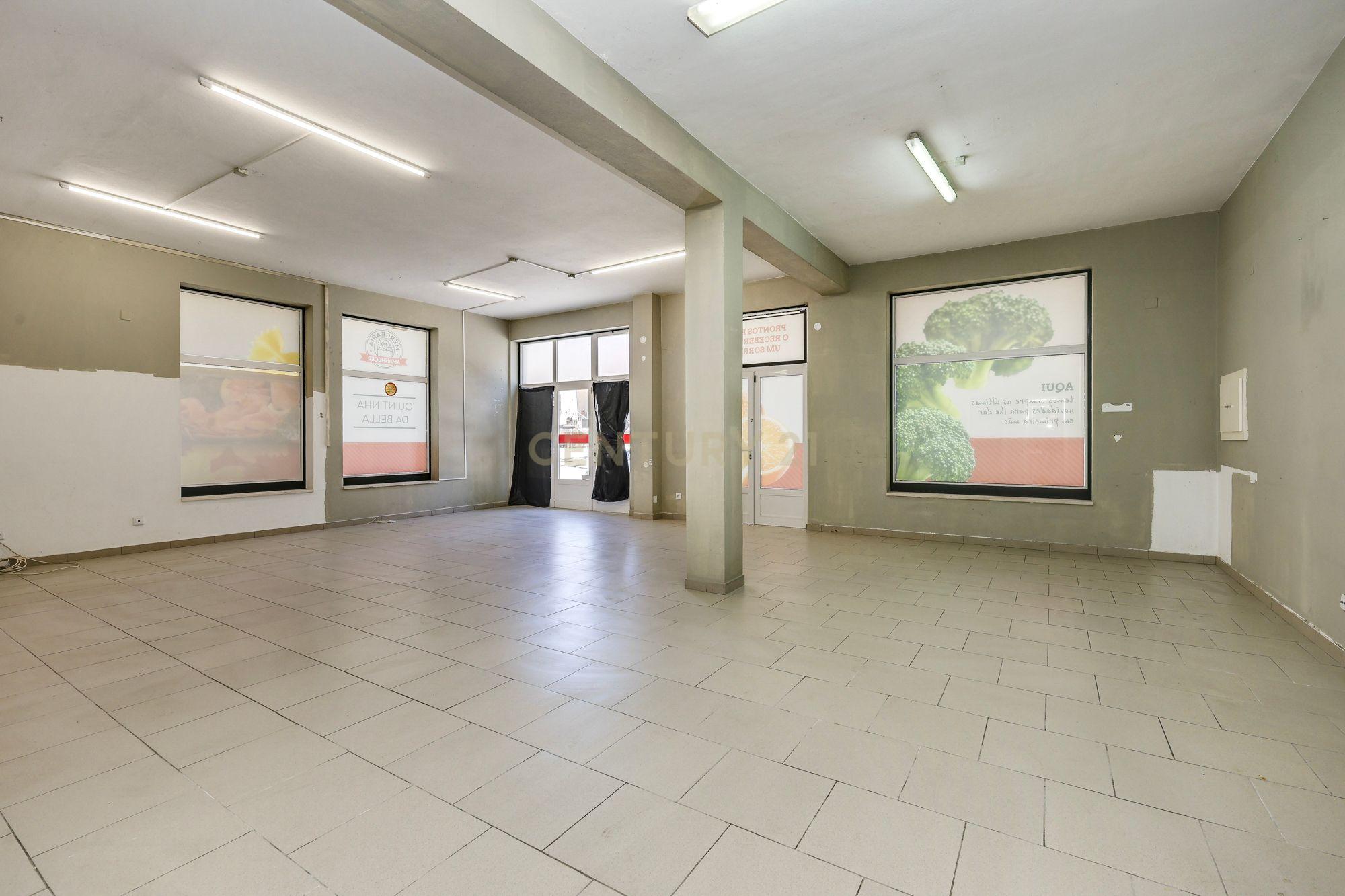 Loja em Leiria - Urbanização Telheiro - 124m2