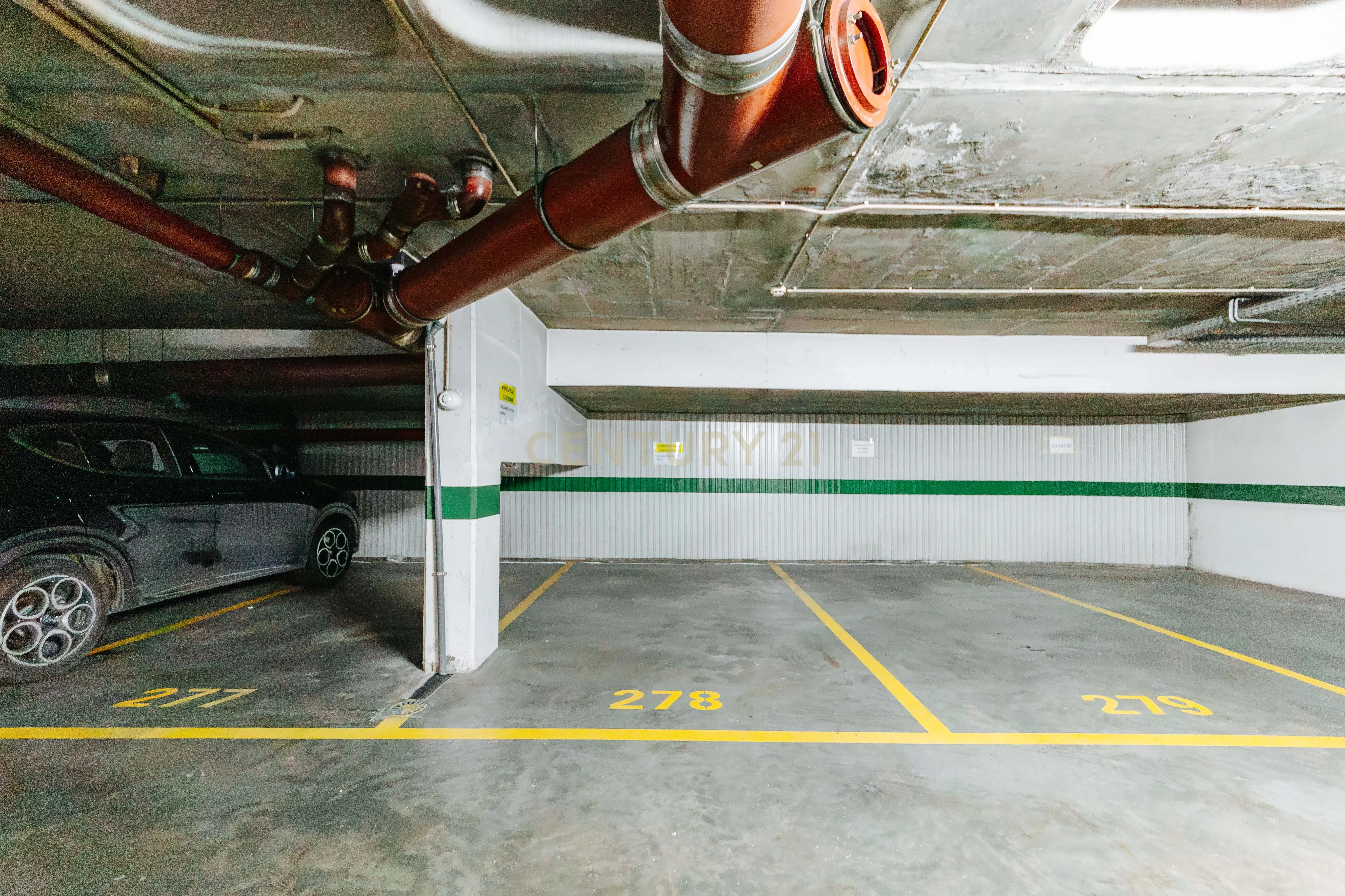 Fotografia 11 de LOJA - Galeria Comercial Benfica com estacionamento
