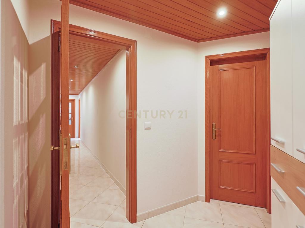 Apartamento T2 nas Quintinhas, Charneca de Caparica, com Terraço e Garagem - Image 2