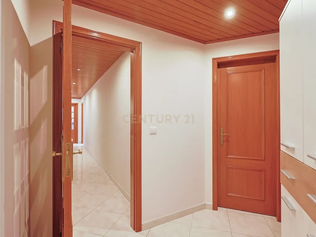 Apartamento T2 nas Quintinhas, Charneca de Caparica, com Terraço e Garagem - Image 2