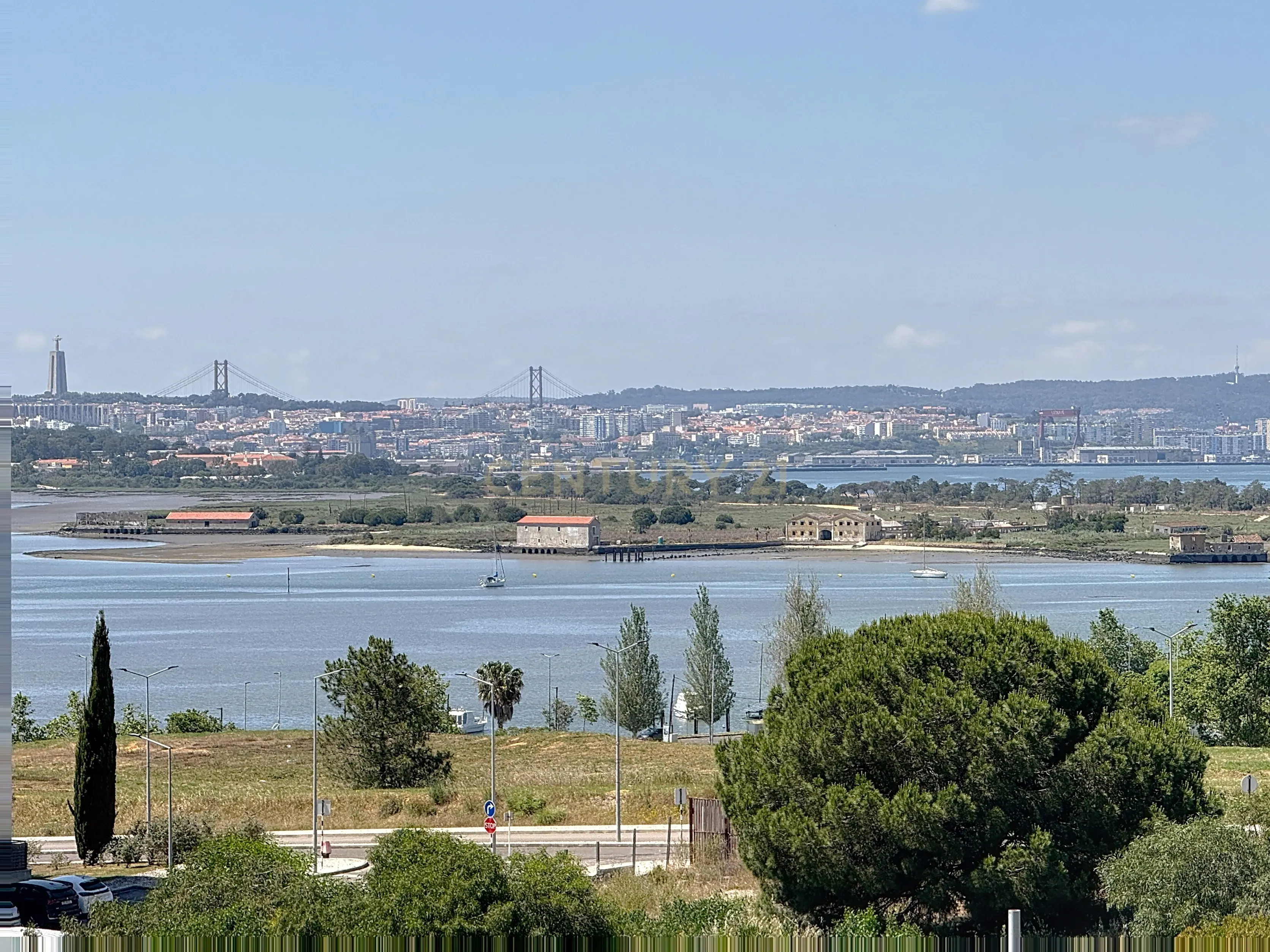Apartamento T2 com Vista Rio, Semi-Novo, Empreendimento Seixal Baia / Vende-se com o mobiliário - Image 6