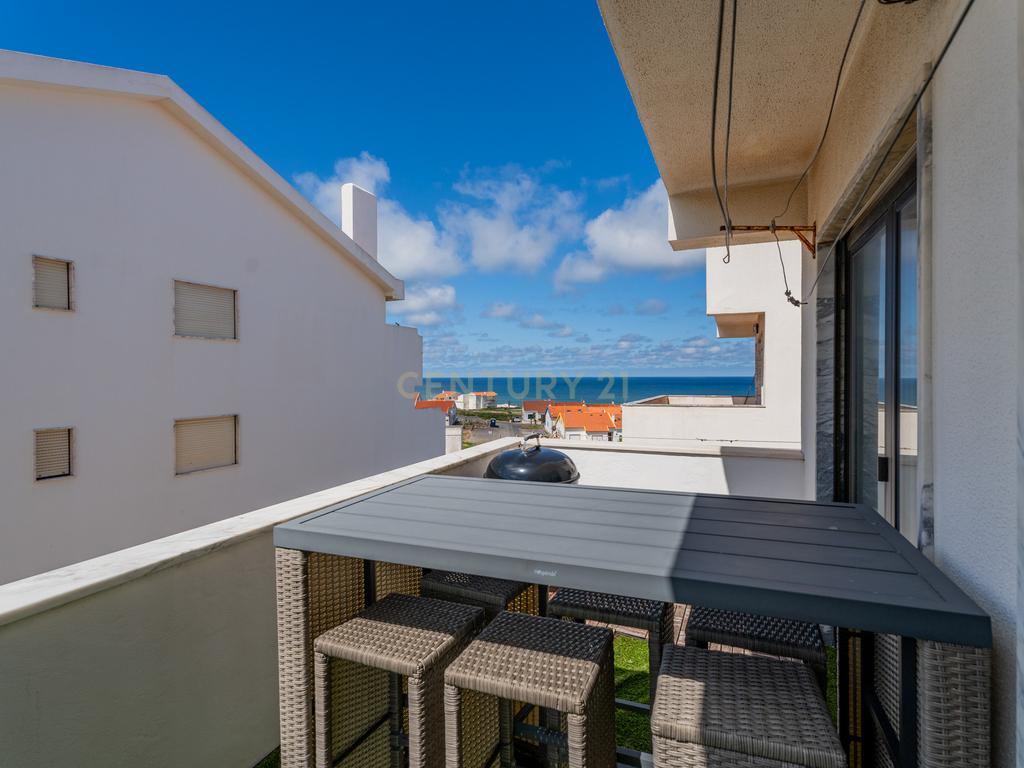 T2 renovado com Varanda, Vista Mar e Box privativa em Santa Cruz - Image 2