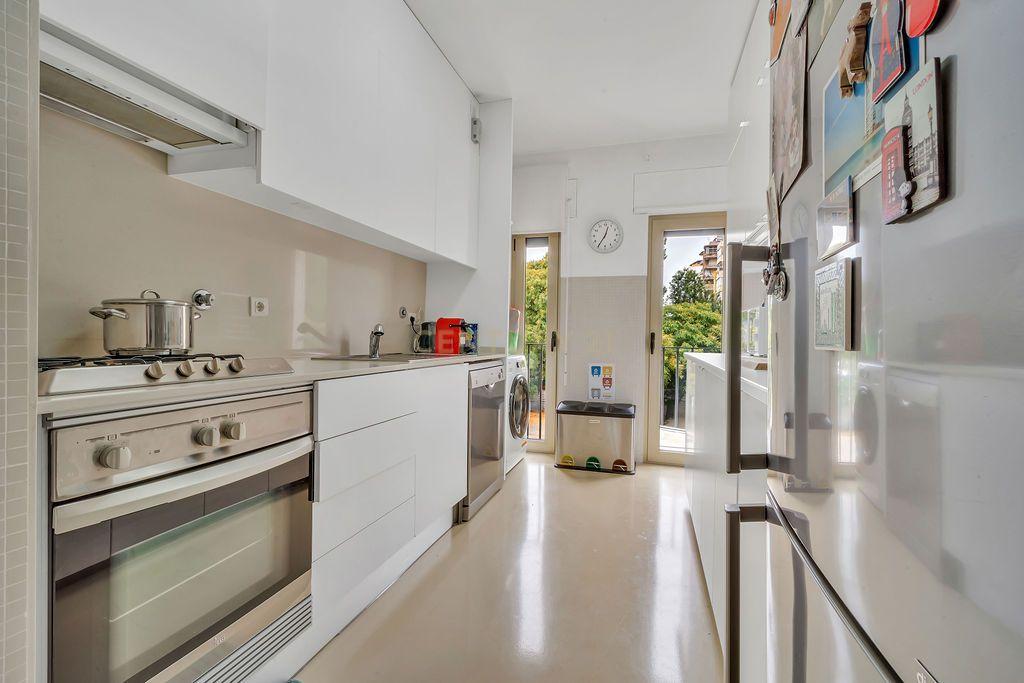Apartamento T2 com Vista Panorâmica em Entrecampos - Image 3