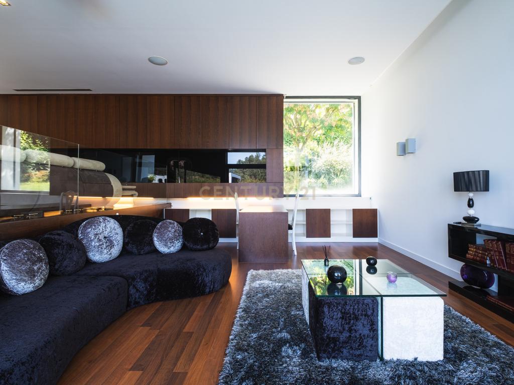 Luxuosa Moradia T4 com Piscina e Vista Panorâmica em Lousada - Image 26