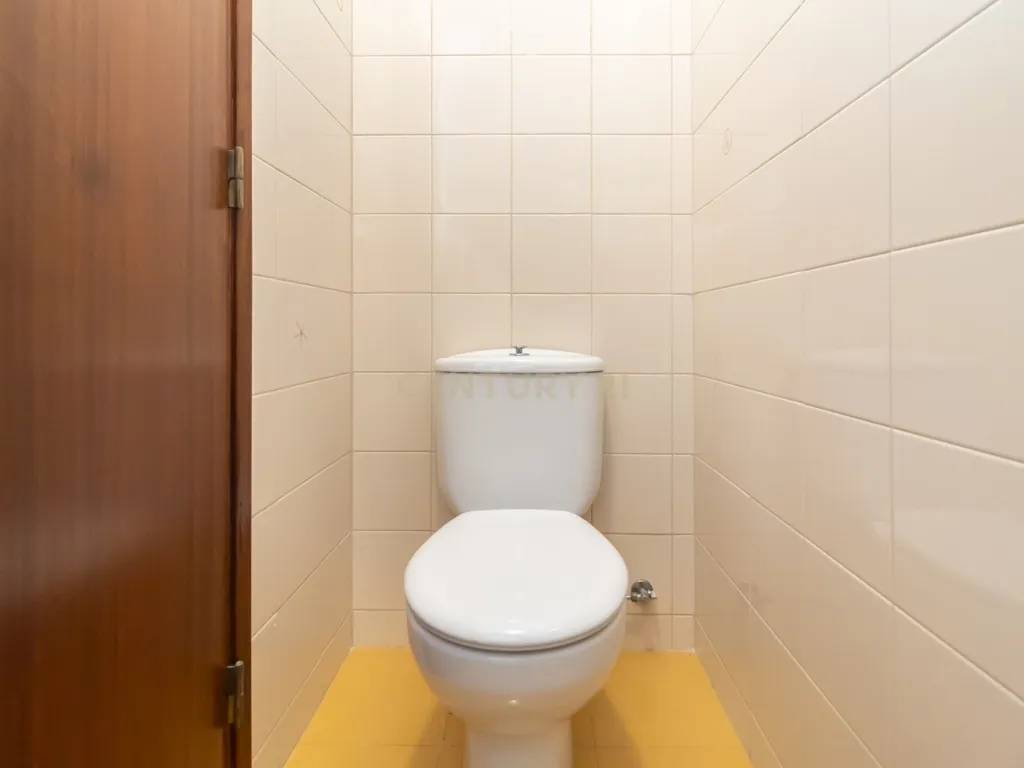 Apartamento T2 de 98m2 com Excelentes Áreas e 2 WC no Centro da Costa da Caparica - Image 29