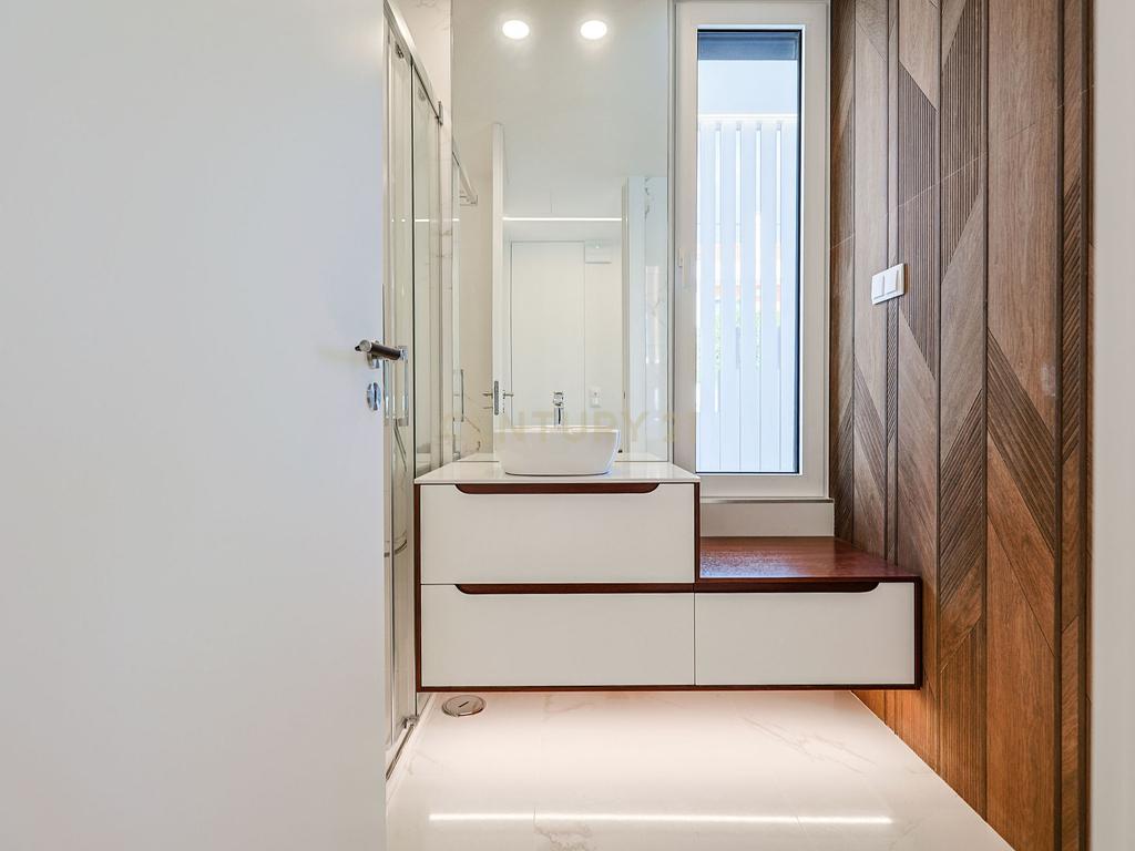 Moradia T5 com Piscina e Domótica - Nova Construção na Charneca da Caparica - Image 8