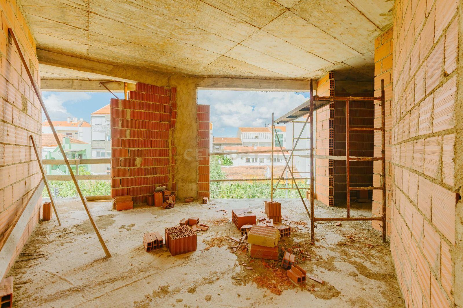 Moradia Unifamiliar de Tipologia T2 em Construção - Image 17