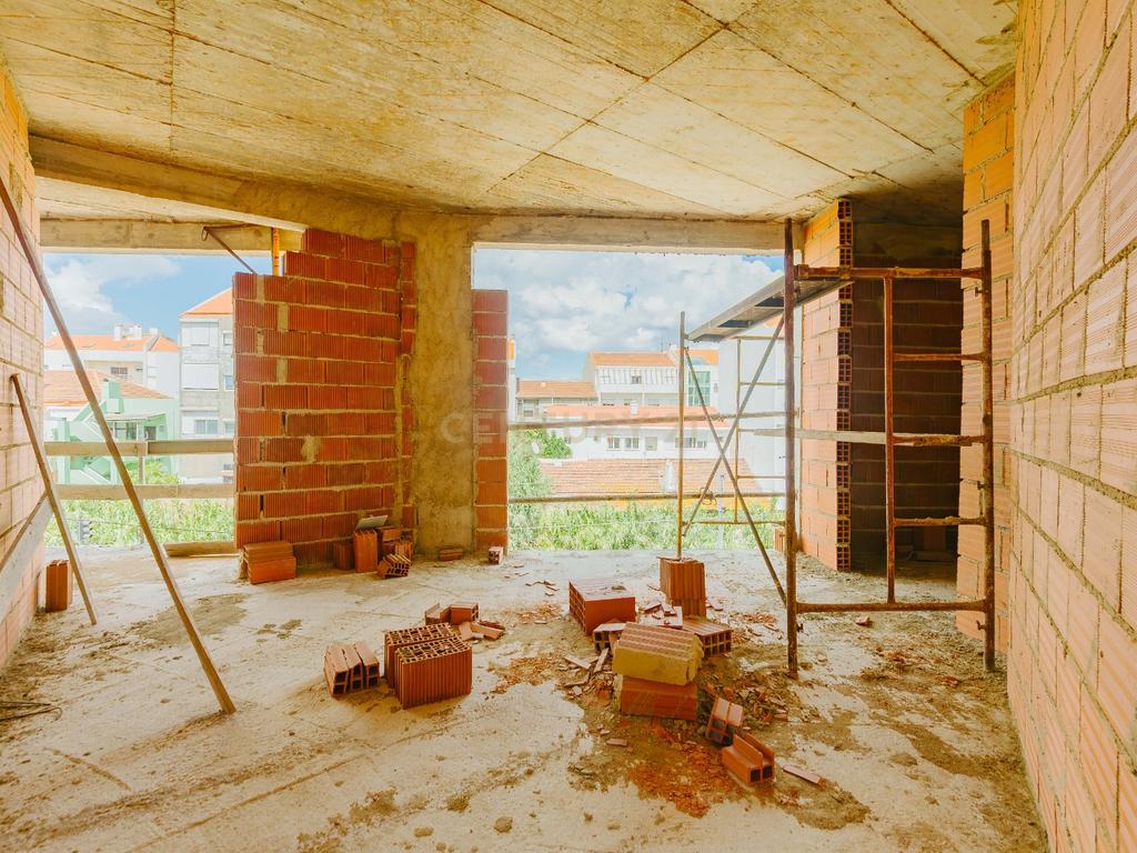 Moradia Unifamiliar de Tipologia T2 em Construção - Image 17