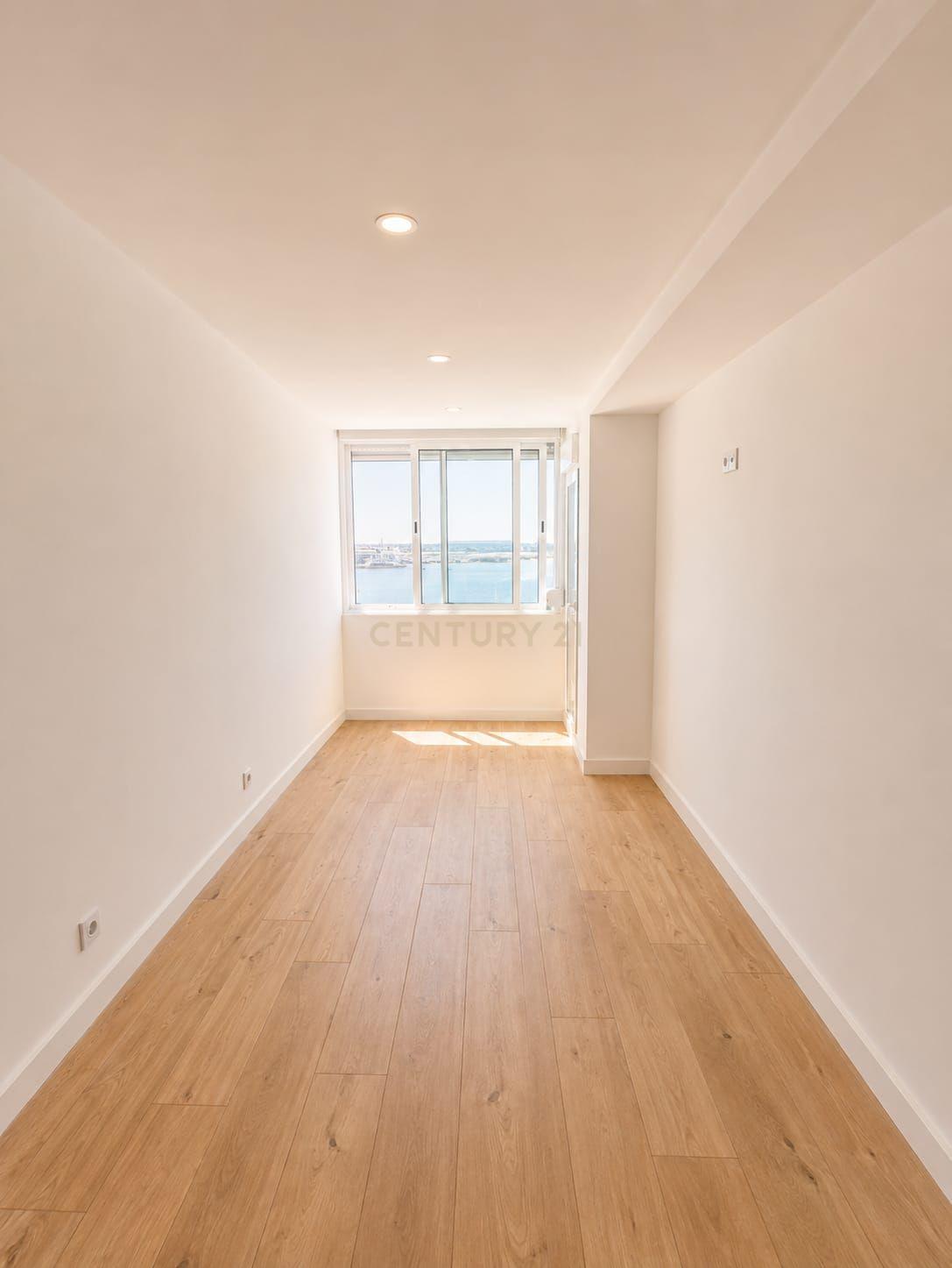 Fotografia 7 de T2+1 Totalmente Remodelado com Varanda e Vista Desafogada | Forte da Casa