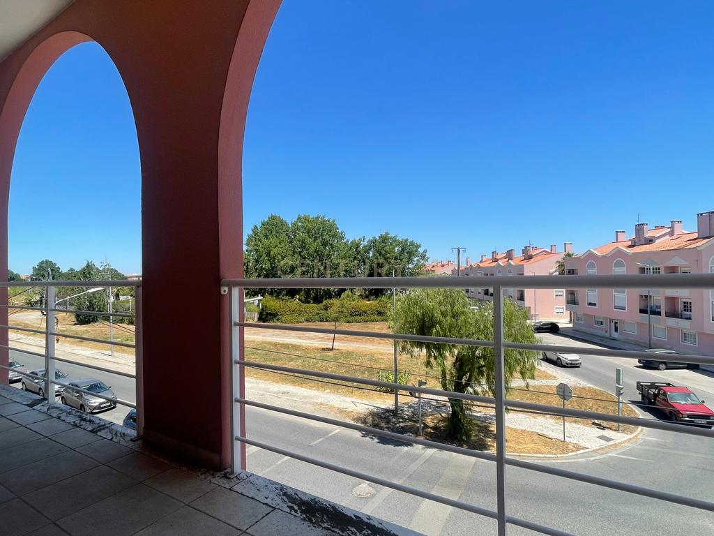 Apartamento T3, com Varanda, Arrecadação e 3 Lugares de estacionamento, no Pinhal Novo - Image 16