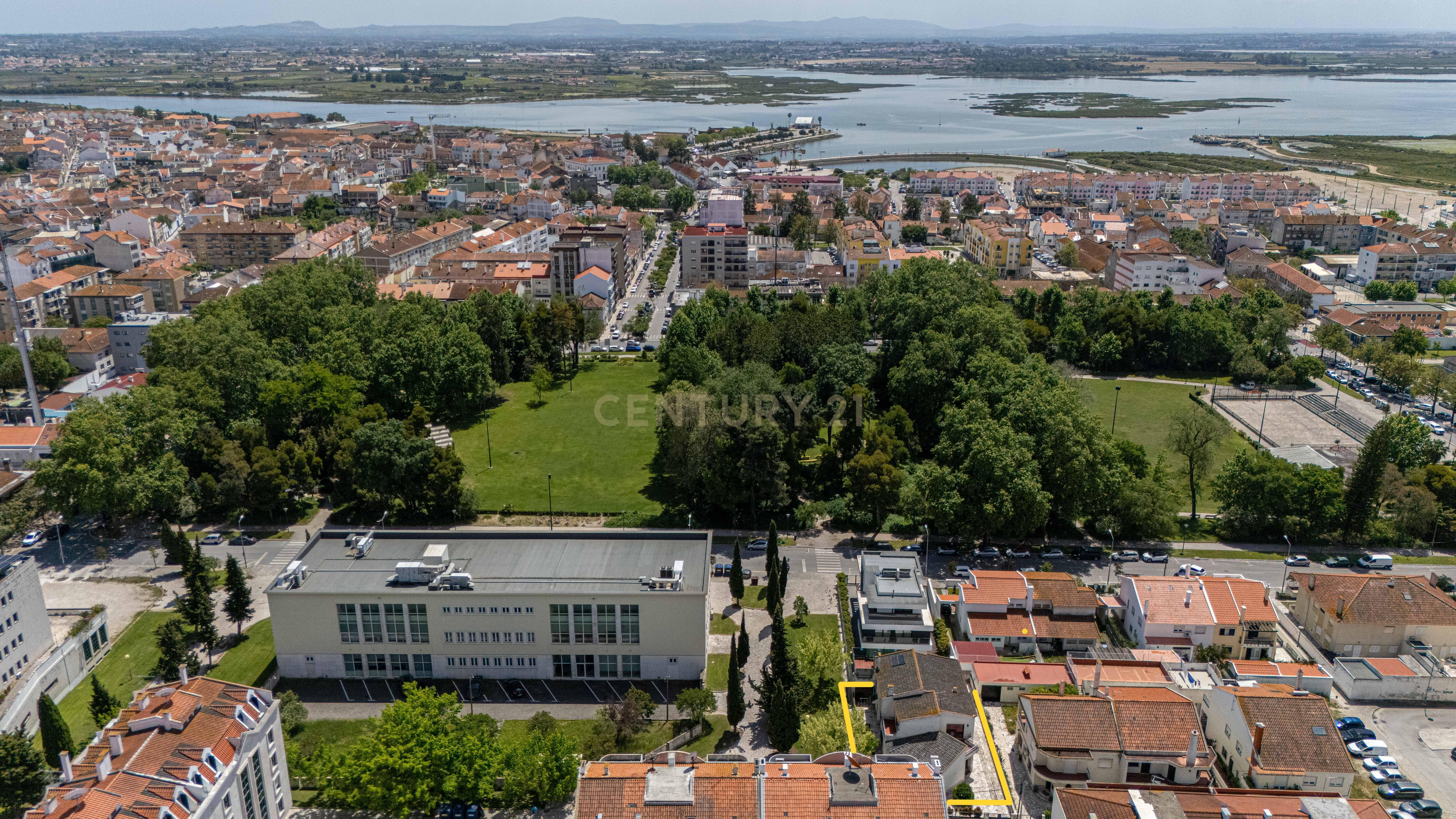 Moradia T6 no centro do Montijo com jardim e garagem - Image 55