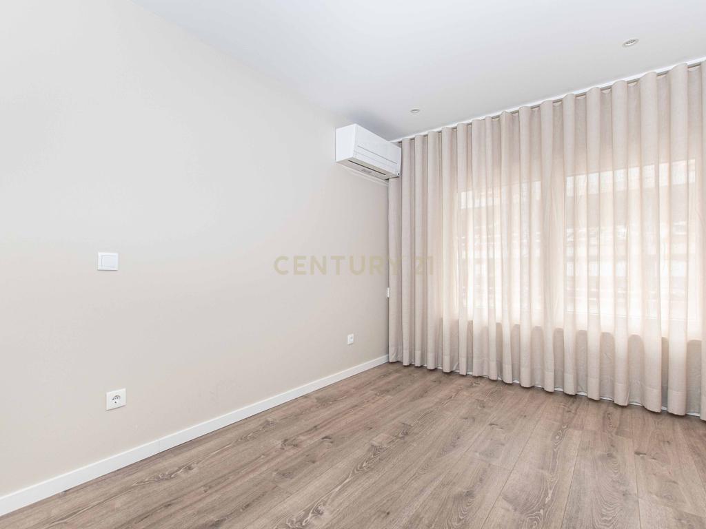 T3 moderno e espaçoso, com varanda e excelente localização no Montijo. - Image 11