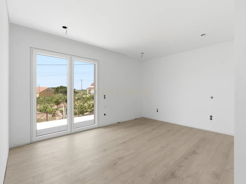 MORADIA T3 NOVA COM PISCINA E VISTA SERRA EM LOTE 795 M2 | Vilar, Cadaval - Image 27