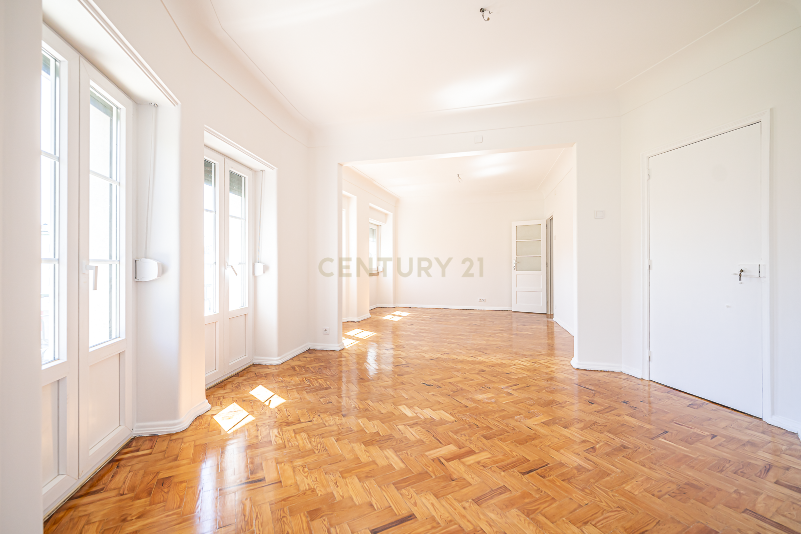 APARTAMENTO T4 TRANFORMADO EM T3 ARROIOS - ARRENDAMENTO - Image 1