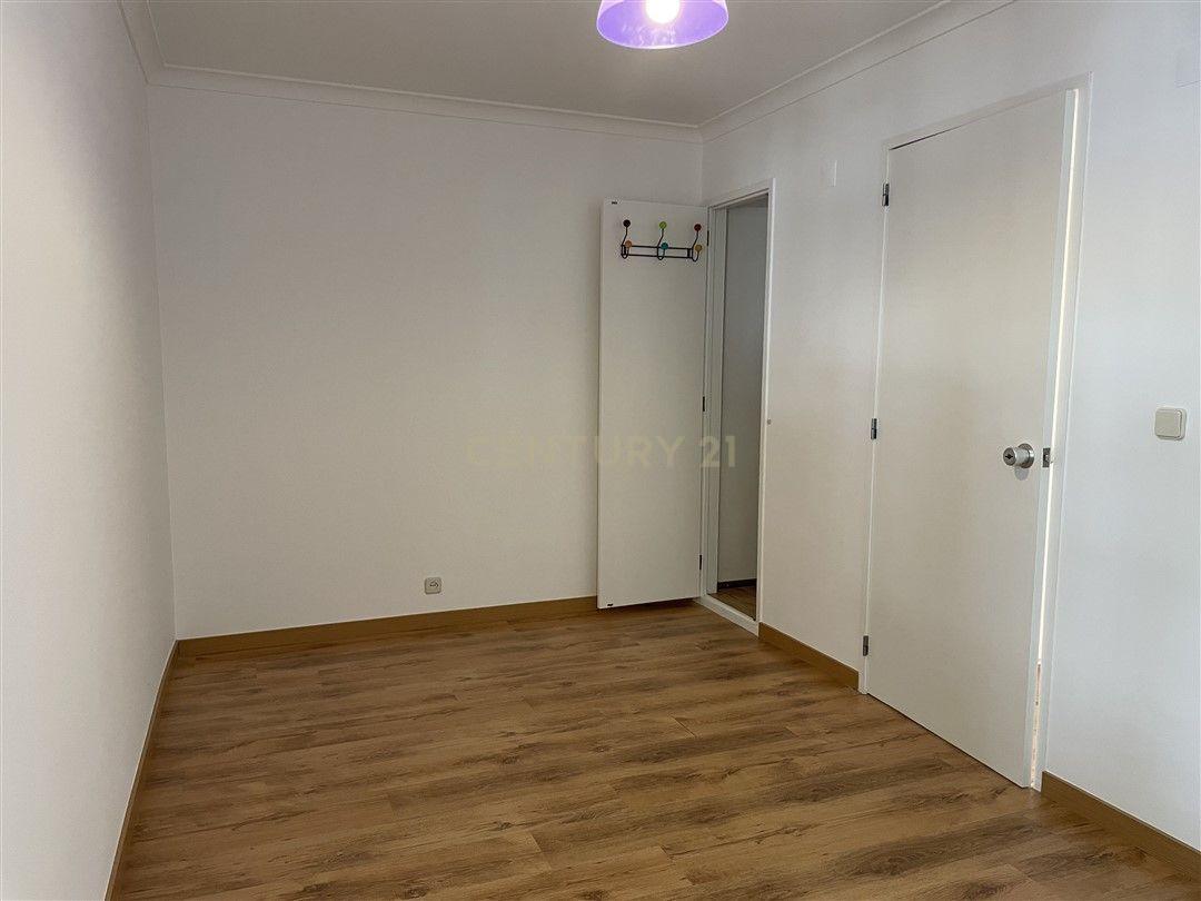 Apartamento T3 Duplex em Telheiras – 104 m², Estacionamento e Arrecadação - Image 18