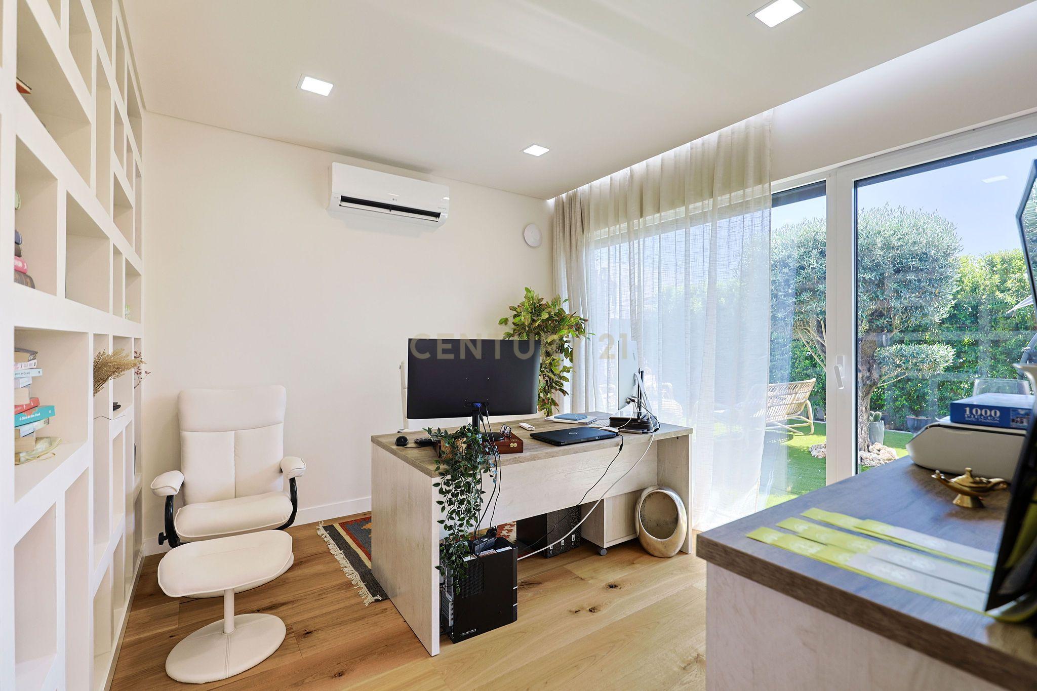 Fotografia 6 de Moradia de Luxo | Duas Master Suites | Piscina de Água Salgada